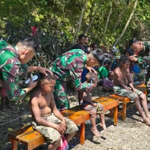Terapkan Pola Hidup Rapih, Satgas Yonif 715/Mtl Berikan Layanan Potong Rambut Gratis dan Gunting Kuku kepada Masyarakat Puncak Jaya