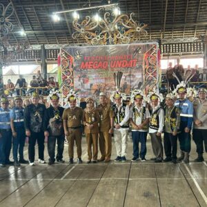 Lestarikan Budaya Lokal, Babinsa Tukung Ritan Hadiri Festival Budaya Mecaq Undat