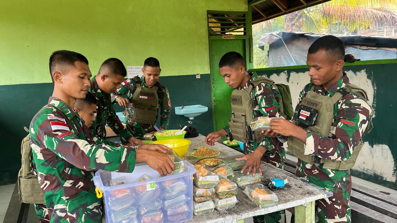 TNI Menyapa Rakyat dengan Hati: Jumat Penuh Berkah di Kampung Caruk
