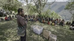 Jumat Berkah, Satgas Yonif 715/Mtl Ajak Masyarakat Kp.Tinolok Makan Bersama
