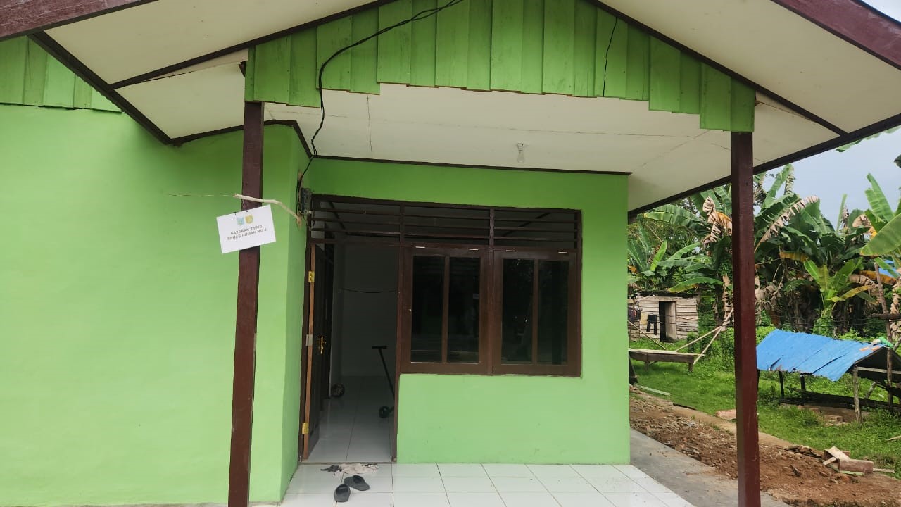 Pelukan Erat Warga Sebagai Tanda Terimakasih Kepada TNI Dalam Program TMMD