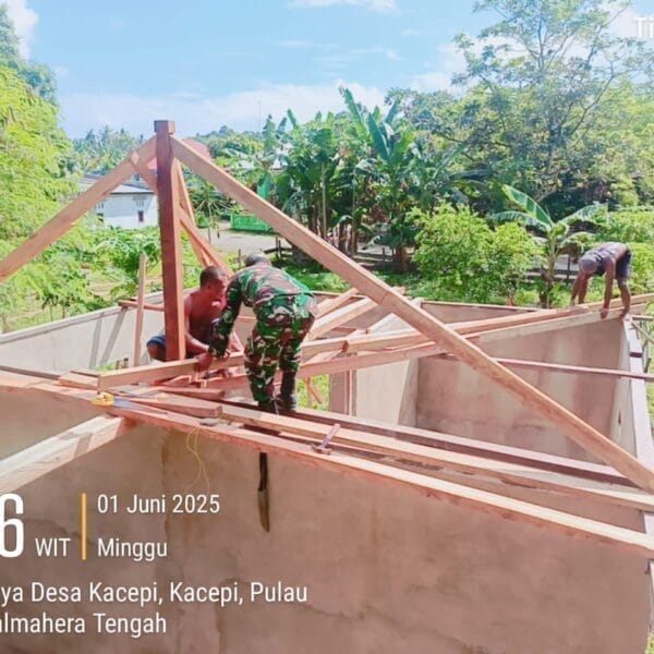 Gotong royong Renovasi Kantor Desa, Babinsa Koramil 1512-03/Gebe Bersama Warga dan Perangkat Desa