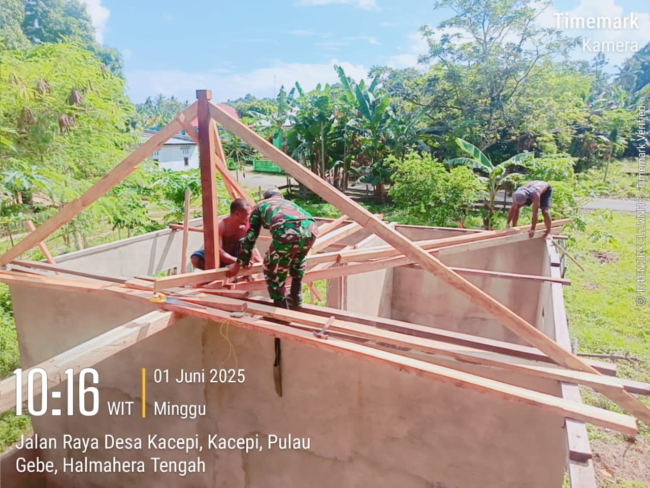 Gotong royong Renovasi Kantor Desa, Babinsa Koramil 1512-03/Gebe Bersama Warga dan Perangkat Desa