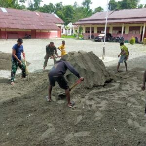 Jelang Penutupan, Personel Satgas TMMD Bersama Warga Gotong Royong Siapkan Lapangan Untuk Kegiatan Bakti Sosial
