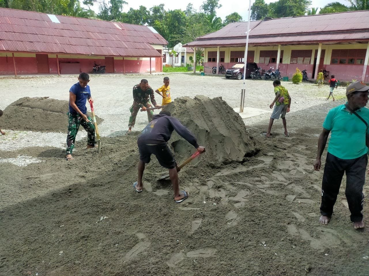 Jelang Penutupan, Personel Satgas TMMD Bersama Warga Gotong Royong Siapkan Lapangan Untuk Kegiatan Bakti Sosial