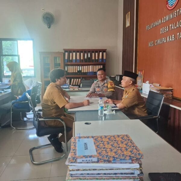 Bhabinkamtibmas Desa Talaga Sambang ke Staf Desa, Jalin Silaturahmi dan Sampaikan Himbauan Kamtibmas