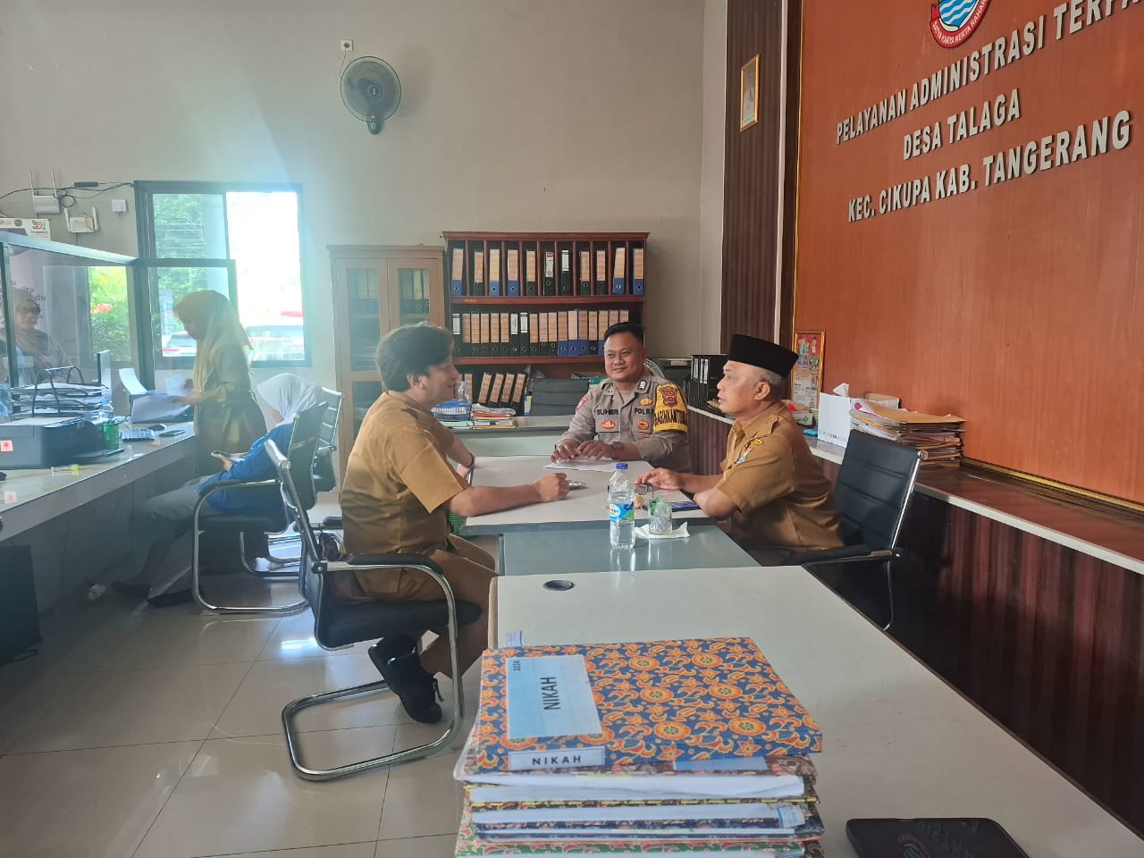 Bhabinkamtibmas Desa Talaga Sambang ke Staf Desa, Jalin Silaturahmi dan Sampaikan Himbauan Kamtibmas