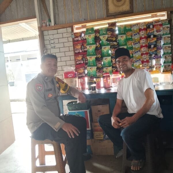 Bhabinkamtibmas Desa Bitung Jaya Sambangi Warung Binaan, Jalin Silaturahmi dan Edukasi Hukum