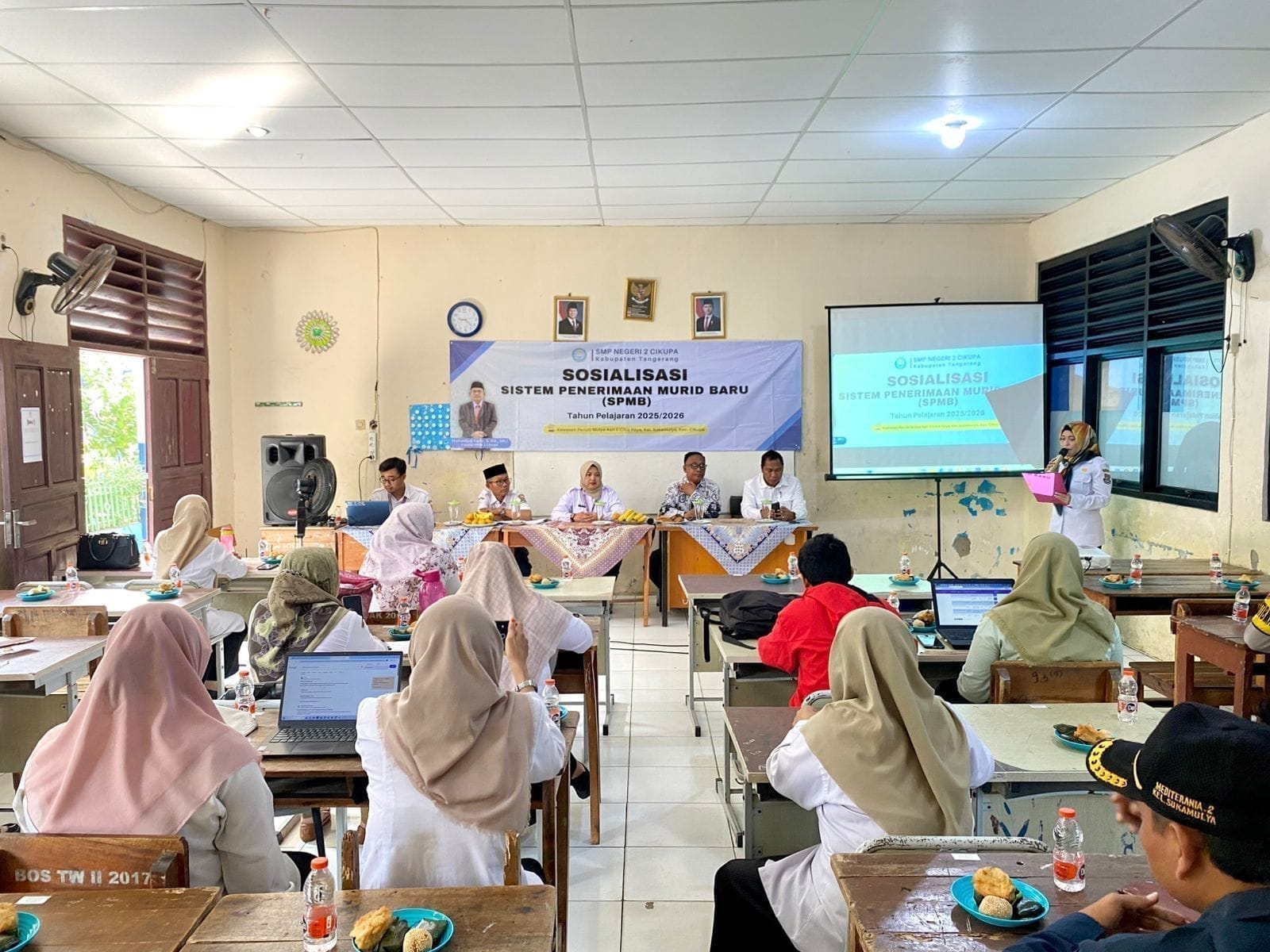 Bhabinkamtibmas Bripka Ilyas Hadiri Sosialisasi Penerimaan Murid Baru Tahun Ajaran 2025/2026 di SMPN 2 Cikupa