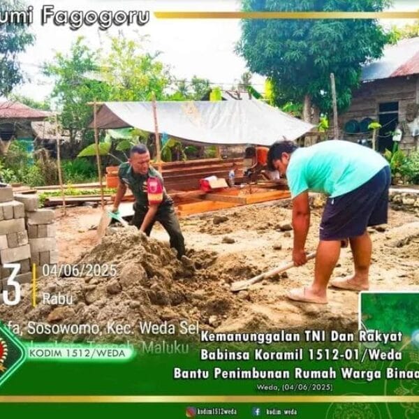 Ciptakan Kebersamaan, Babinsa Desa Sosowomo Ramil 1512-01/Weda Angkat Tanah Untuk Penimbunan Pondasi