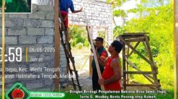 Seksimal Mungkin Babinsa Desa Sawai Itepo saat bantu pengerjaan Pemasangan Atap Rumah di Desa Binaannya