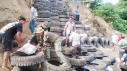 Rawan Bencana, Babinsa Koramil Padangan Bojonegoro dan Warga Pasang Tanggul Penahan Longsor
