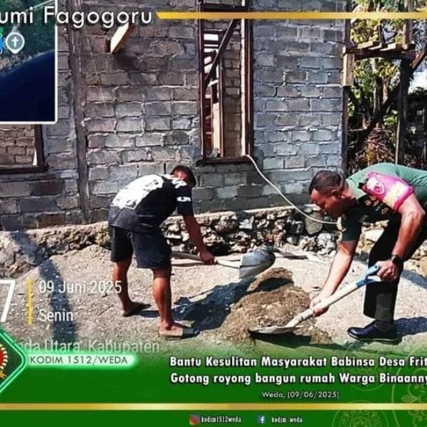 Penuh Keakraban Babinsa Desa Fritu Ramil 1512-01/Weda Bantu bangun Rumah