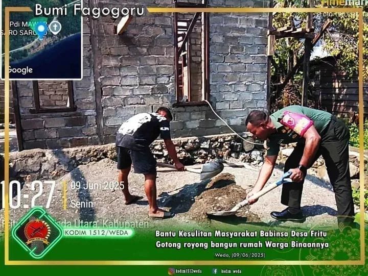 Penuh Keakraban Babinsa Desa Fritu Ramil 1512-01/Weda Bantu bangun Rumah