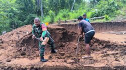 Semangat Gotong Royong, Babinsa Koramil 1505-01 Tidore Bantu Gali Fondasi Rumah Warga