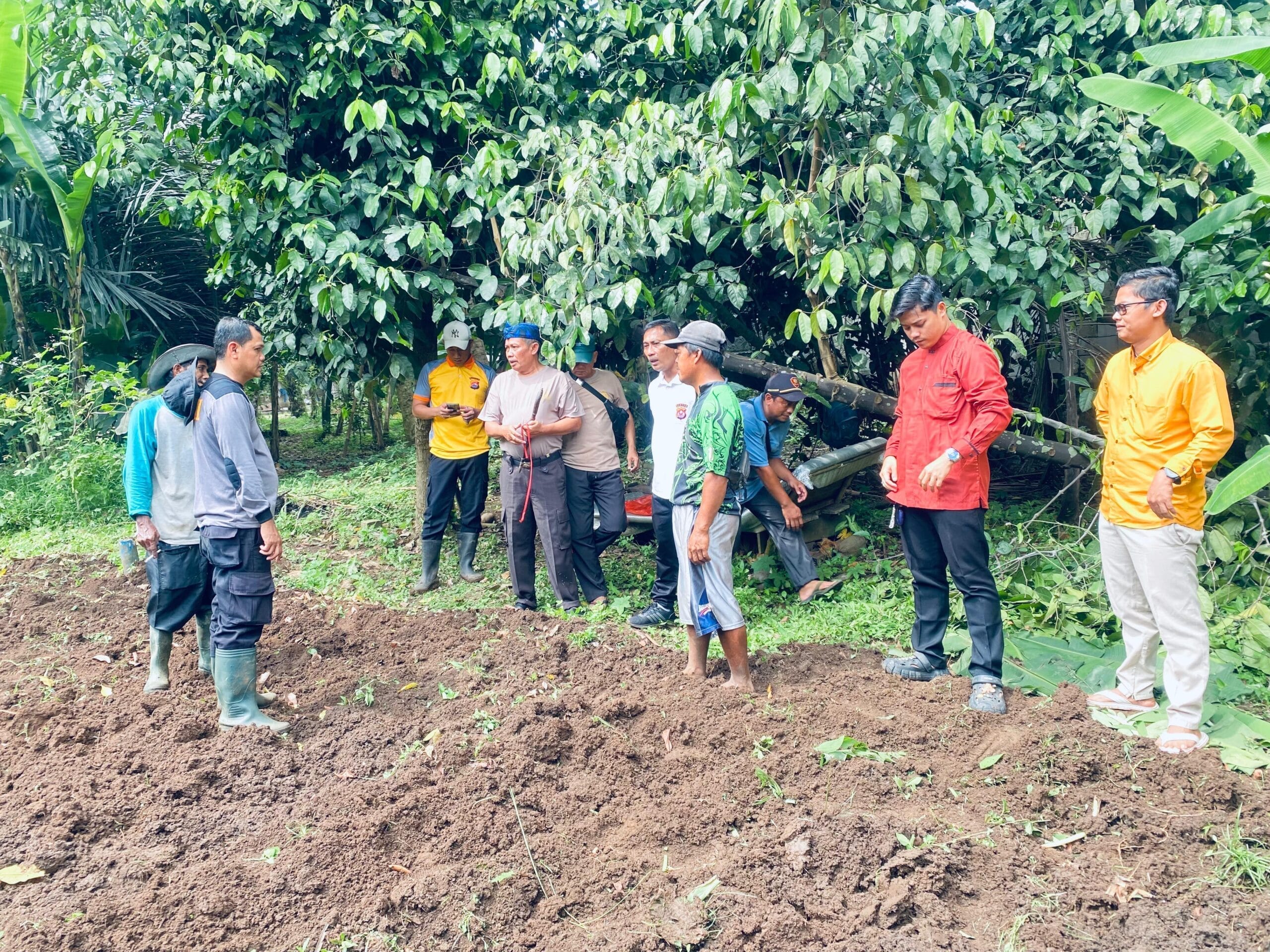 Kapolsek Cikupa AKP Johan Armando Utan Dampingi Penggarapan Lahan Pertanian