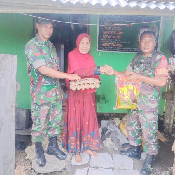 Jumat Berkah, Koramil 1505-05/Sofifi Berbagi Santunan dan Sembako kepada Warakawuri