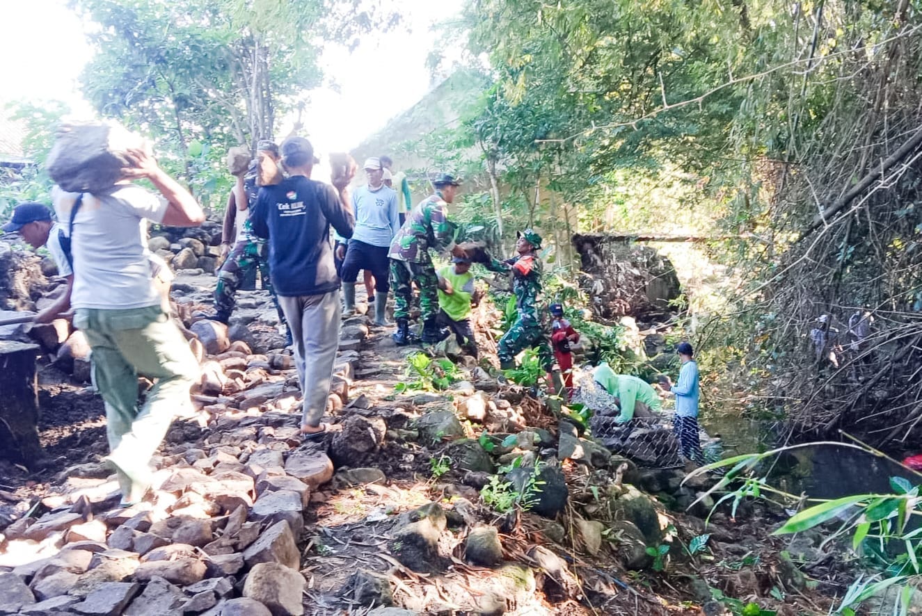 Babinsa Gondang Bojonegoro bersama Warga Sambongrejo Bangun Bronjong dan Jalan Makadam