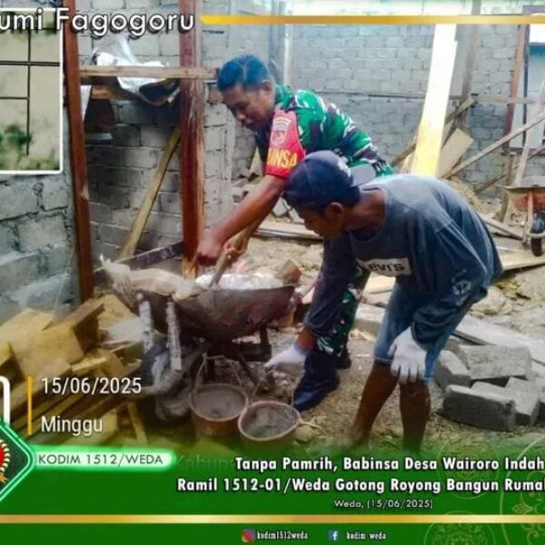 Manunggal Dengan Rakyat, Babinsa Koramil 1512-01/Weda Bantu Warga Bangun Rumah