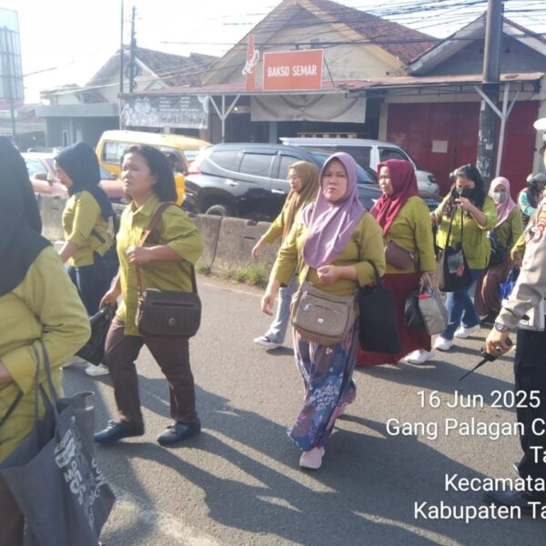 Kanit Lantas Pimpin Protap Gatur Lalin Sore di Depan PT. Cingluh