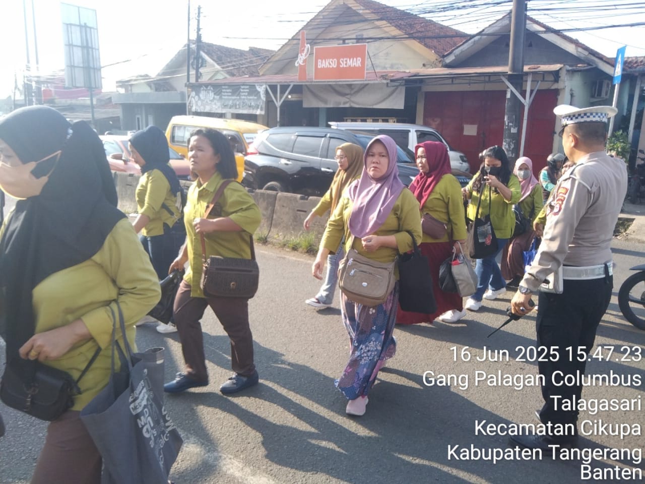 Kanit Lantas Pimpin Protap Gatur Lalin Sore di Depan PT. Cingluh