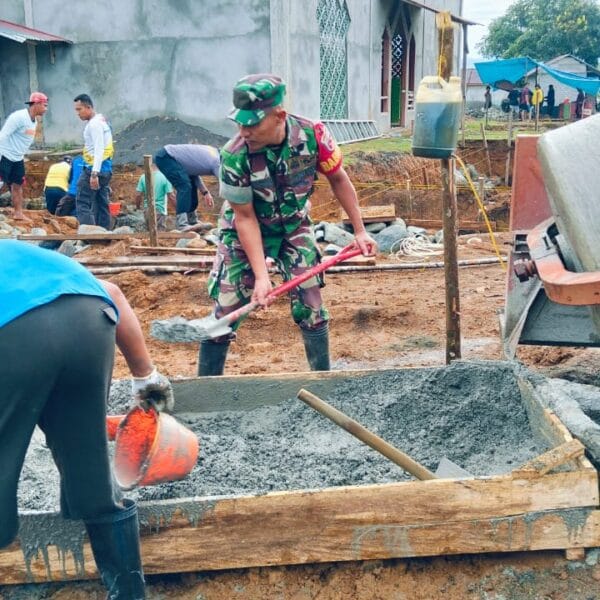 Tingkatkan Kepedulian, Babinsa Koramil 1505-02 Wasile Dan Warga Gotong Royong Bangun Teras Masjid