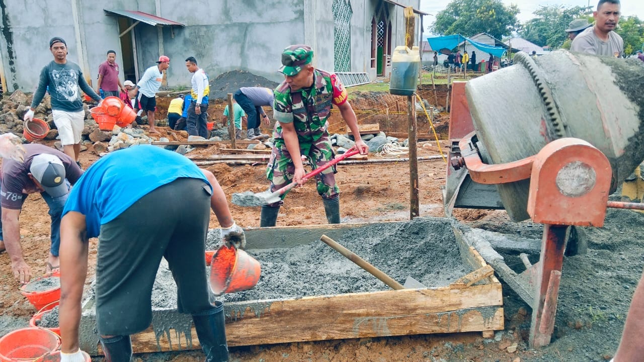 Tingkatkan Kepedulian, Babinsa Koramil 1505-02 Wasile Dan Warga Gotong Royong Bangun Teras Masjid