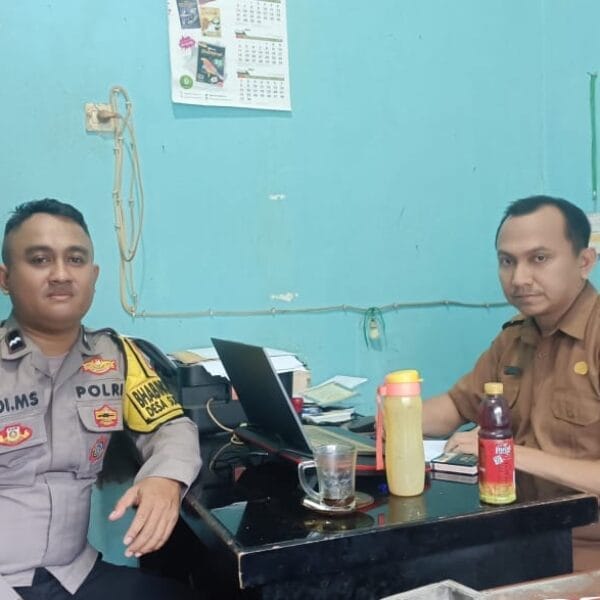 Bhabinkamtibmas Desa Sukanagara Sambang Kaur Perencanaan, Jalin Silaturahmi dan Sampaikan Himbauan Kamtibmas