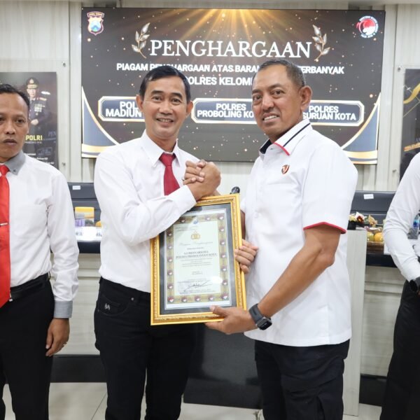 Ditresnarkoba Polda Jatim Berikan Penghargaan ke Satresnarkoba Polres Probolinggo Kota