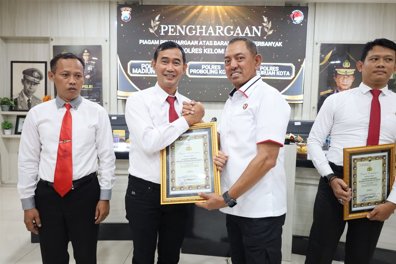 Ditresnarkoba Polda Jatim Berikan Penghargaan ke Satresnarkoba Polres Probolinggo Kota