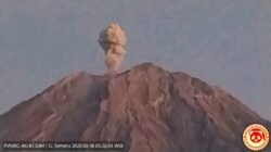 Gunung Semeru Kembali Erupsi, Kolom Abu Capai 600 Meter di Atas Puncak