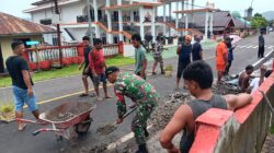 Aksi Nyata Babinsa di Tengah Bencana, Ajak Warga Bersihkan Selokan dan Perbaiki Makam