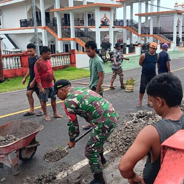 Aksi Nyata Babinsa di Tengah Bencana, Ajak Warga Bersihkan Selokan dan Perbaiki Makam