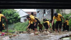 Tidak Hanya Seremonial, Polres Tuban Gelar Bakti Sosial Bersihkan Aliran Sungai