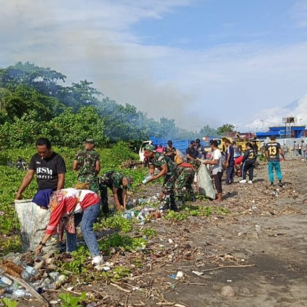 TNI Ajak Warga Jaga Lingkungan Lewat Aksi Bersih Pantai