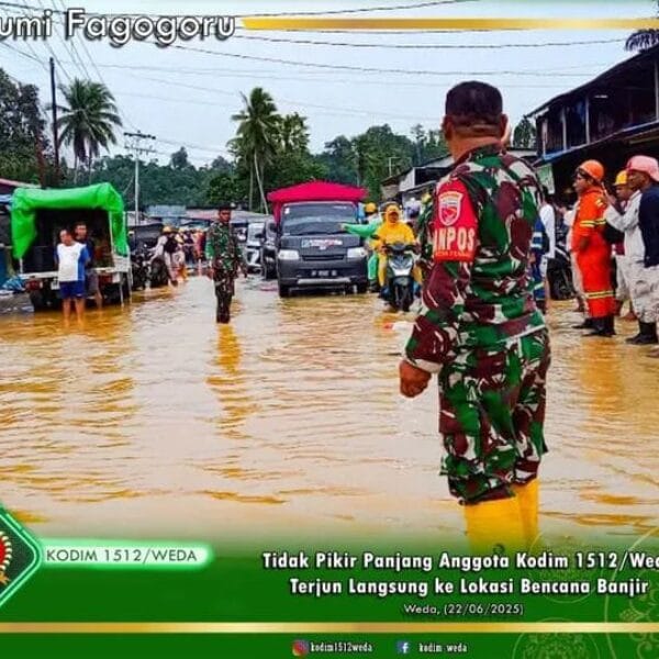 Anggota Kodim 1512/Weda Gerak Cepat dan Sigap Bantu Masyarakat Terdampak Bencana Banjir