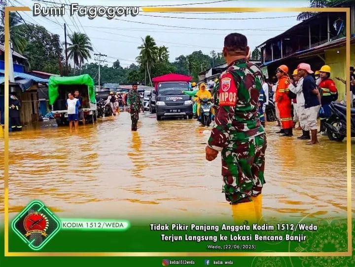Anggota Kodim 1512/Weda Gerak Cepat dan Sigap Bantu Masyarakat Terdampak Bencana Banjir