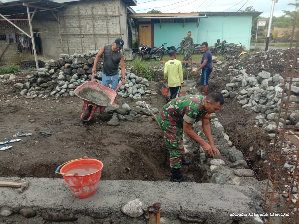 TNI Hadir di Tengah Warga, Babinsa Bangun Pondasi Rumah Bersama Masyarakat
