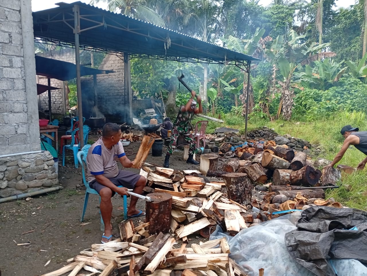 Wujud Kepedulian, Babinsa Koramil 1505-04 Oba Bantu Warga Belah Kayu Bakar
