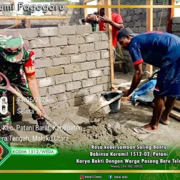 Rasa kebersamaan Saling Bantu, Babinsa Koramil 1512-02/Patani Karya Bakti Dengan Warga Pasang Batu Tela