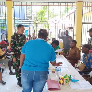 Agar Berjalan Lancar dan Tepat Sasaran, Babinsa Koramil 1710-07/Mapurujaya Dampingi Penyaluran Bantuan Kepada Masyarakat Agar Berjalan Lancar dan Tepat Sasaran, Babinsa Koramil 1710-07/Mapurujaya Dampingi Penyaluran Bantuan Kepada Masyarakat