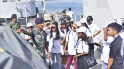TNI AL Tanamkan Semangat Bela Negara kepada Pelajar Papua Lewat Kunjungan ke KRI Teluk Weda-526