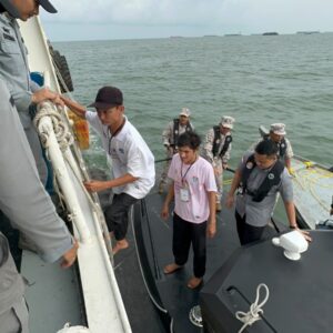 Bakamla RI Jemput 3 ABK Yang Ditangkap Malaysia Bakamla RI Jemput 3 ABK Yang Ditangkap Malaysia