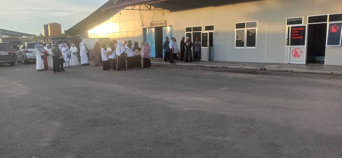 Isak Tangis Sambut Jenazah Haji Abdulrahman Tiba di Sorong PBD