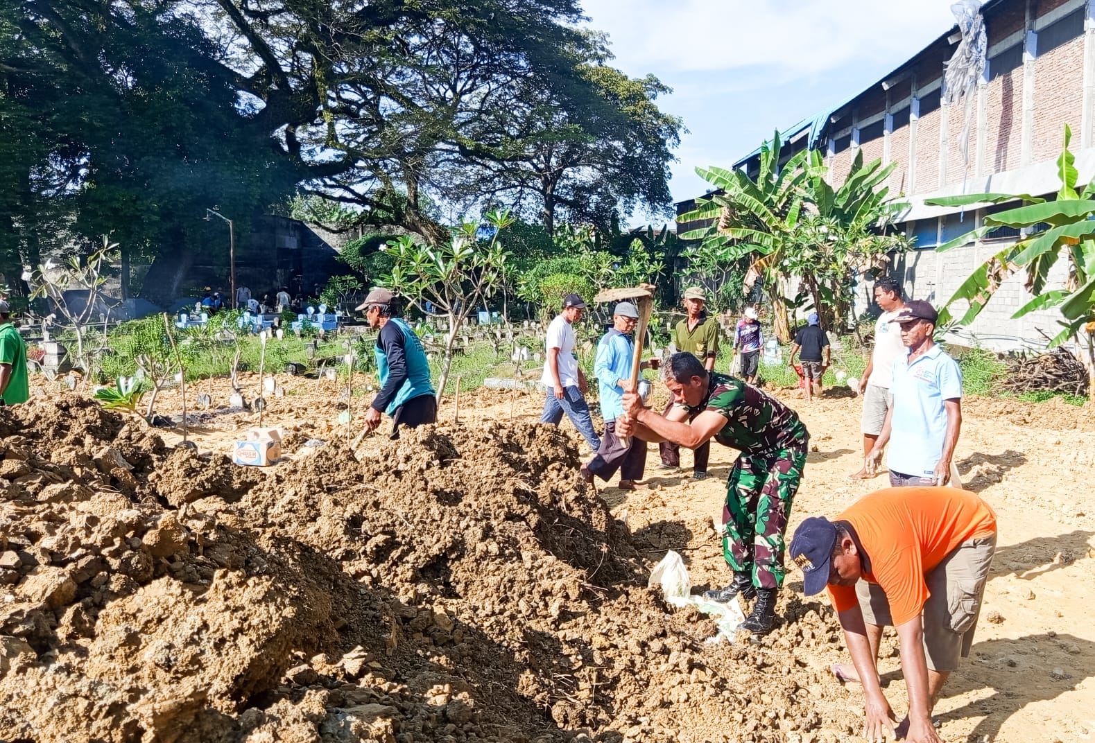 Bersama Warga Tlumbung, Babinsa Sumberrejo Bojonegoro Bersih-Bersih Area Makam