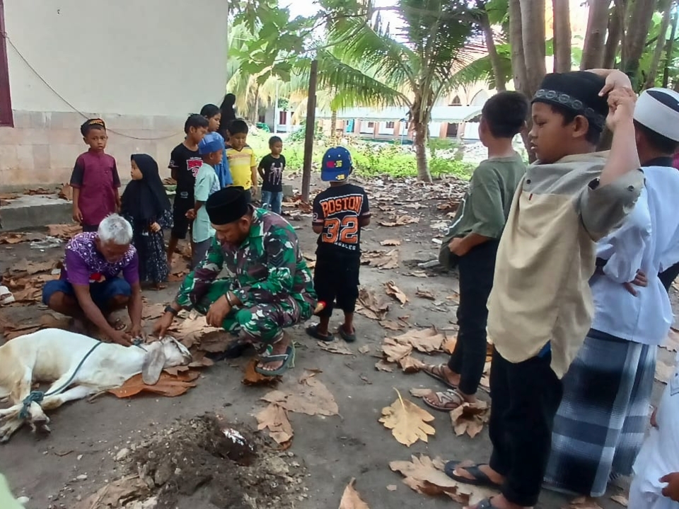 Semarak Idul Adha 1446 H di Pulau Balikukup: Serka Wisandi Pimpin Pawai Obor dan Tunaikan Ibadah Kurban