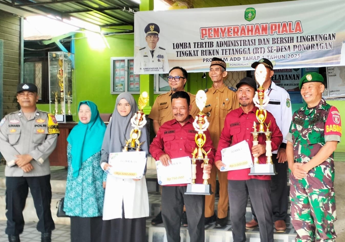 Babinsa Ponoragan Hadiri Penyerahan Piala Lomba Tertib Administrasi dan Bersih Lingkungan Tingkat RT