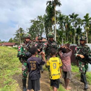 Anjangsana Penuh Kasih Satgas Yonif 126/KC: Bermain, Berbagi, dan Peduli Kesehatan Warga Kombut Anjangsana Penuh Kasih Satgas Yonif 126/KC: Bermain, Berbagi, dan Peduli Kesehatan Warga Kombut