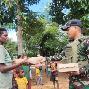 Berbagi Kasih di Ujung Timur Negeri: Satgas Yonif 312/KH Hadirkan Kehangatan Lewat Makanan Siap Saji di Kampung Yanggandur Berbagi Kasih di Ujung Timur Negeri: Satgas Yonif 312/KH Hadirkan Kehangatan Lewat Makanan Siap Saji di Kampung Yanggandur