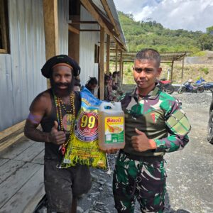 Satgas Yonif 715/Mtl Bagikan Sembako Memperkuat Kepedulian Terhadap Sesama Diperbatasan Satgas Yonif 715/Mtl Bagikan Sembako Memperkuat Kepedulian Terhadap Sesama Diperbatasan